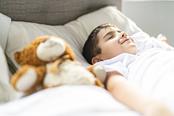 Маленький мальчик в постели спит и видит сны
 - Фото, изображение