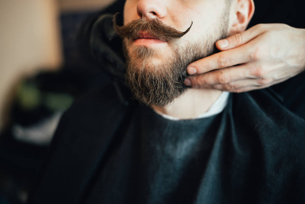cropped image of barber making beard of man at salon - Fotoğraf, Görsel