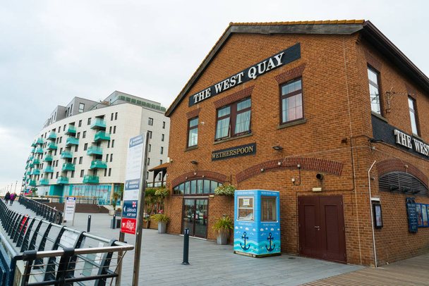 Brighton, England-2 October,2018: The popular place The West Quay wetherspoons pub and restaurant in Brighton Marina, Brighton, UK. - Foto, Imagen