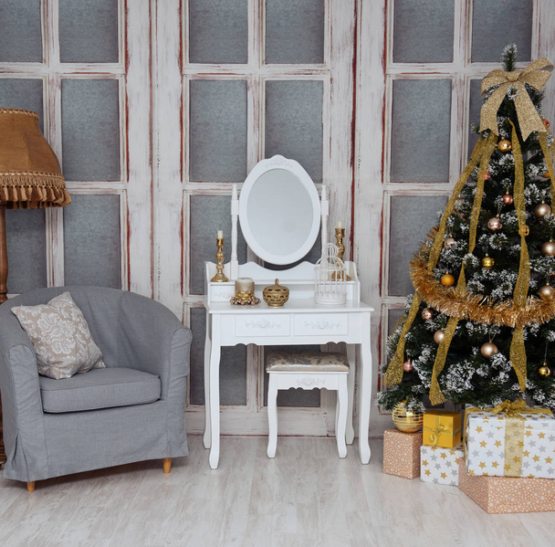 Room with a beautiful Christmas tree with gold toys. - Foto, Bild