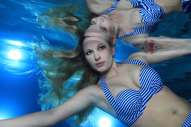 mujer bajo el agua
 - Foto, imagen