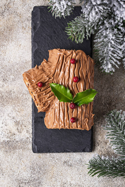 Χριστουγεννιάτικο κέικ yule log. Παραδοσιακό επιδόρπιο σοκολάτας  - Φωτογραφία, εικόνα