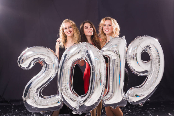 Party, Urlaub und Leute-Konzept - Gruppe von Freundinnen feiert Neujahr mit großem Symbol für 2019 - Foto, Bild