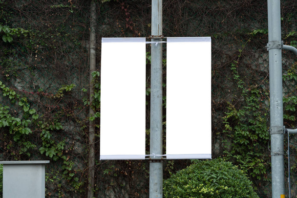 Cartelera grande en blanco en una pared de la calle, pancartas con espacio para agregar su propio texto - Foto, imagen