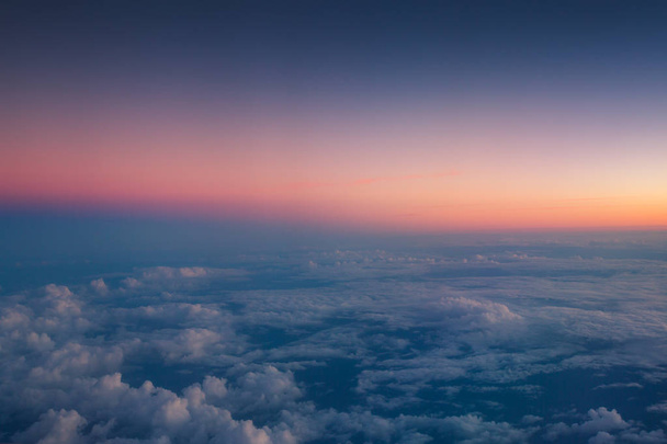fliegen über den Wolken. Luftaufnahme aus dem Bullauge des Flugzeugs - Foto, Bild