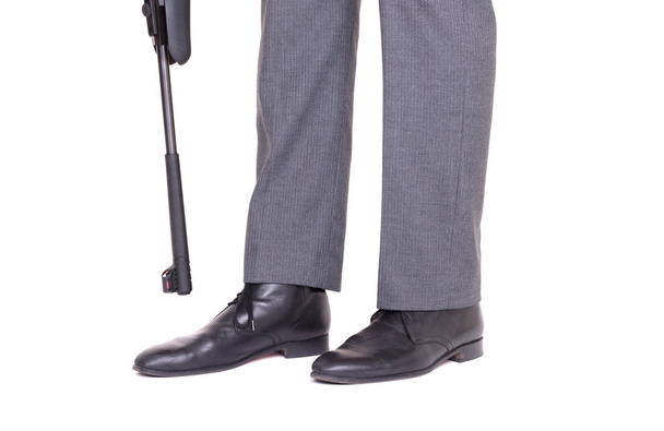 Conceito - Empresário atirando em si mesmo no pé com um rifle - Foto, Imagem