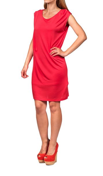 Modelo en vestido corto rojo sobre fondo blanco
 - Foto, imagen