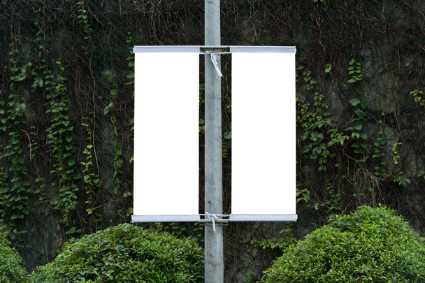 Большой пустой рекламный щит на стене улицы, баннеры с возможностью добавления собственного текста - Фото, изображение
