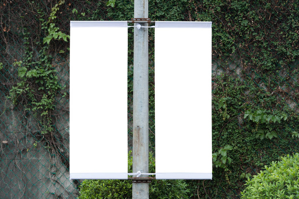 Cartelera grande en blanco en una pared de la calle, pancartas con espacio para agregar su propio texto - Foto, imagen
