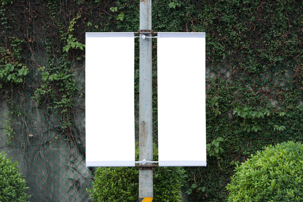Grande cartellone bianco su un muro stradale, striscioni con spazio per aggiungere il proprio testo - Foto, immagini