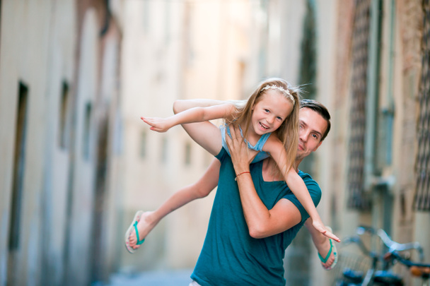 Heureux père et petite fille adorable à Rome pendant les vacances italiennes d'été
 - Photo, image