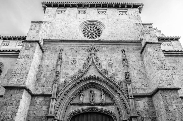 Vista de una iglesia románica en la ciudad de Palencia (imagen en blanco y negro)
) - Foto, Imagen
