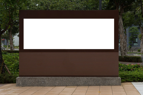 Большой пустой рекламный щит на стене улицы, баннеры с возможностью добавления собственного текста - Фото, изображение