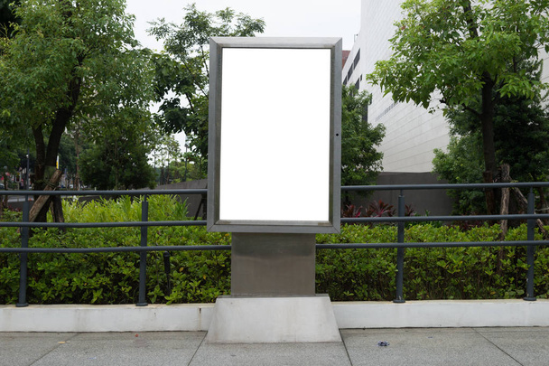 Groot leeg billboard op een straatmuur, spandoeken met ruimte om je eigen tekst toe te voegen - Foto, afbeelding