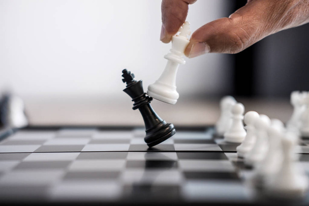 Kezében bízik üzletember kollégák sakk játékot fejlesztési elemzés új stratégiai terv, a vezető és a csapatmunka elképzeléseit a győzelem és a siker. - Fotó, kép