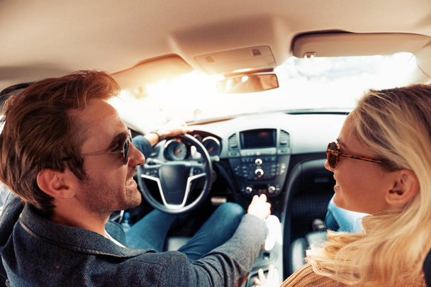 Profiter de voyage ensemble sur la route.Heureux jeune couple s'amuser tout en conduisant dans leur voiture
. - Photo, image