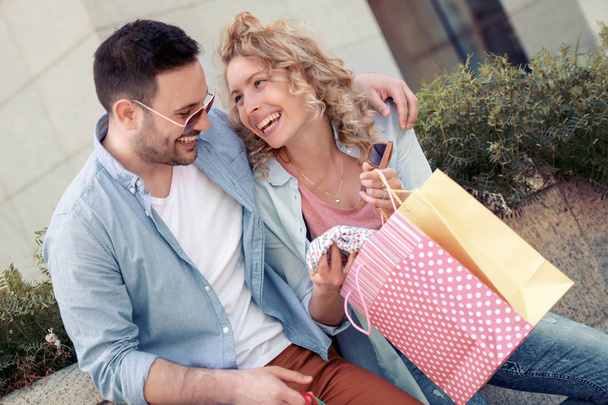 Porträt eines Paares mit Einkaufstüten in der Stadt.Menschen, Verkauf, Liebe und Glückskonzept. - Foto, Bild