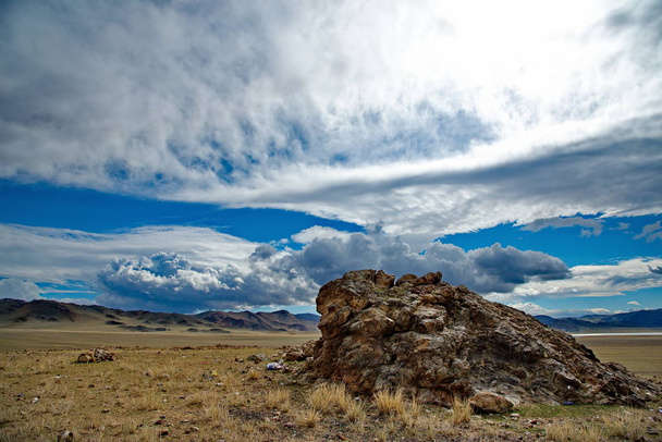 die einzigartige Schönheit des Himmels über der mongolischen Steppe - Foto, Bild