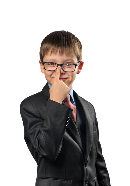 Porträt eines Schuljungen, der eine Brille auf weißem Hintergrund justiert - Foto, Bild