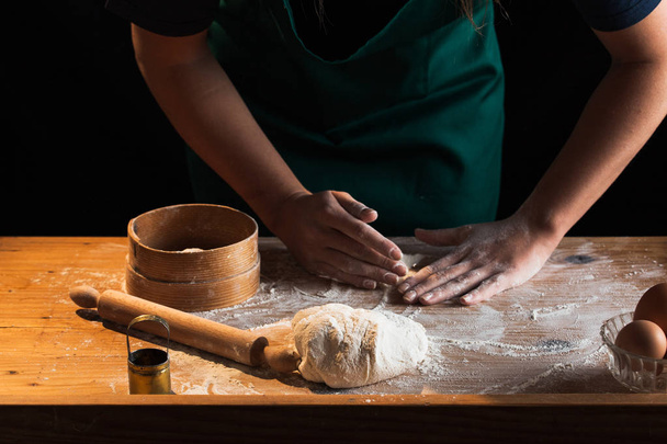 Kädet kokki leipuri nainen vaivaamista taikina
 - Valokuva, kuva
