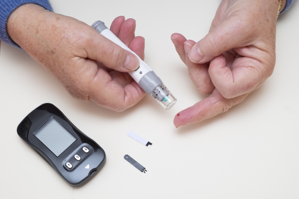 Diabete di tipo 2 monitoraggio domestico utilizzando puntura di analisi del sangue
 - Foto, immagini