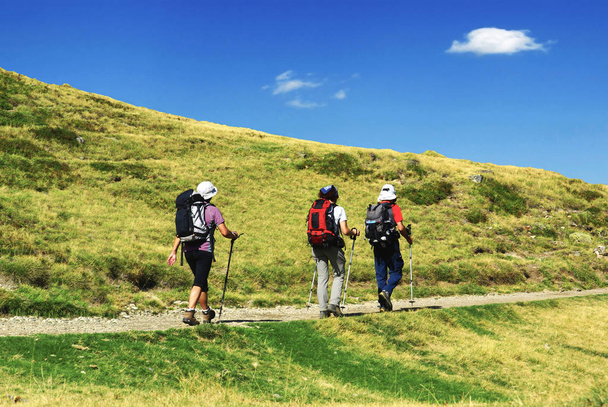 Grupo de caminhantes em montanhas sob o céu azul.SONY DSC
                      - Foto, Imagem