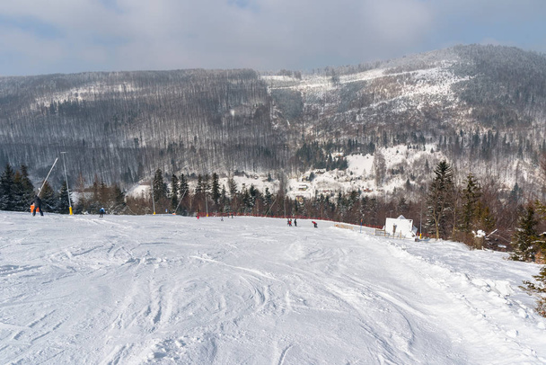 Pista da sci a Szczyrk nelle montagne di Beskid, Polonia
 - Foto, immagini