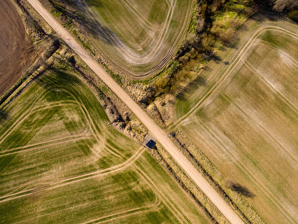 ドローンのイメージ。農村地域曇り春の日の川の水の反射と森林のフィールドでの空撮。ラトビア - 写真・画像