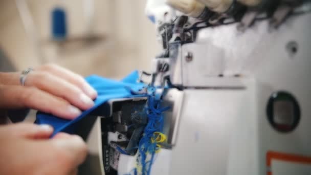 Kobieta pracuje z tkaniny na maszynie do szycia. Slow motion shot - Materiał filmowy, wideo