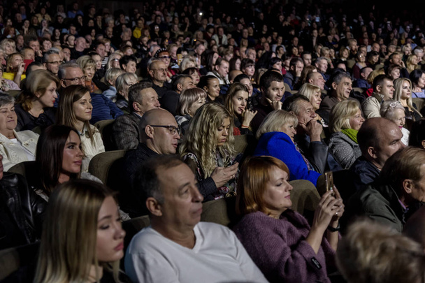 Odessa, Oekraïne - 4 November, 2018: Grote menigte toeschouwers met plezier in het theater, tijdens concert Celentano tribute tijdens een creatieve licht en muzikale show. Vrolijke heldere Toon in de partij-club - Foto, afbeelding