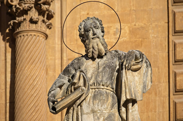 Italia, Sicilia, Modica (provincia de Ragusa), Catedral de San Pedro, fachada barroca y estatua religiosa (siglo XVIII a.C.
.) - Foto, Imagen