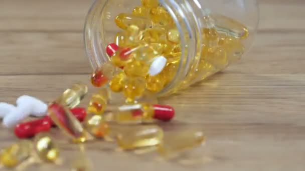 Strooi pillen aan tafel - Video
