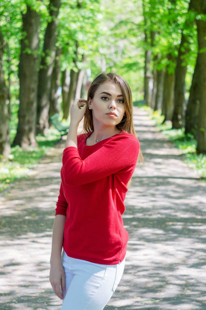 女の子の肖像画。赤いジャケットを着た。木の背景. - 写真・画像