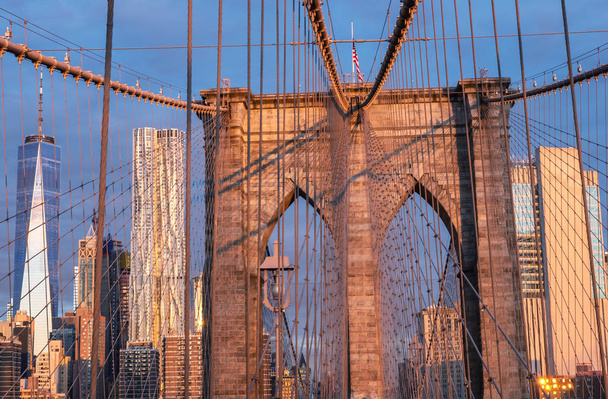 Γέφυρα του Μπρούκλιν κατά την Ανατολή του ηλίου στη Νέα Υόρκη, ΗΠΑ - Φωτογραφία, εικόνα