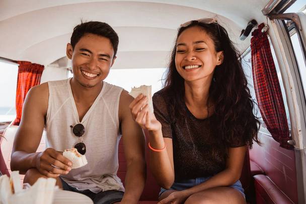 happy couple smiling enjoy breakfast inside minivan - Foto, imagen