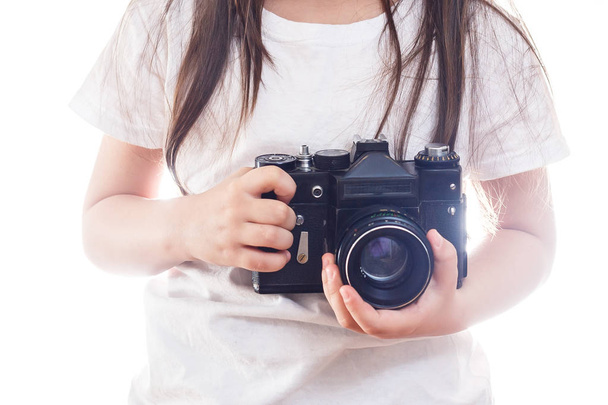 Маленькая девочка держит ретро-камеру на белом фоне
  - Фото, изображение