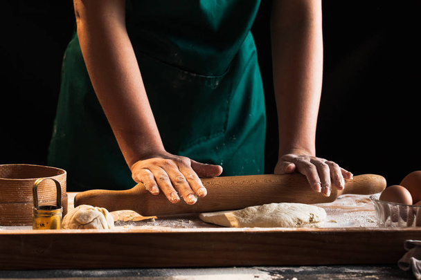Руки кухарки пекарні жінки замішують тісто
 - Фото, зображення