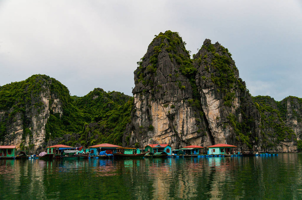 Ha Long-öböl, Vietnam - úszó falu - Fotó, kép
