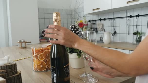 Champagne at christmas - Filmati, video