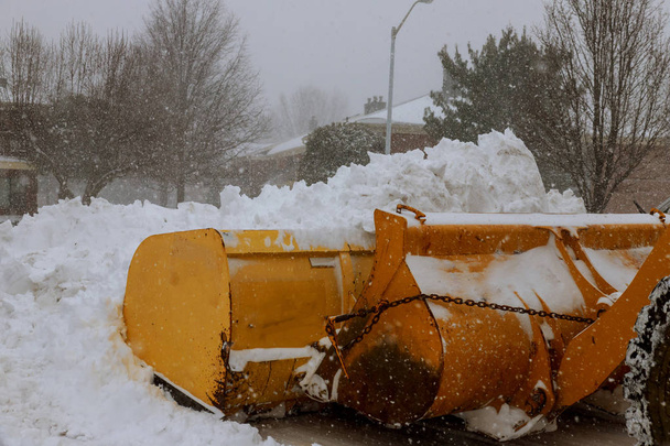 shnekorotor verwijdert sneeuw op de weg in het dorp na zware sneeuwval. - Foto, afbeelding