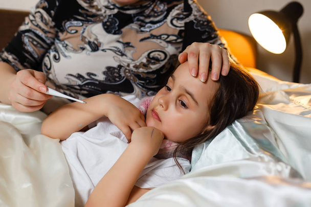 Malato bambina coperta di coperta posa a letto
  - Foto, immagini