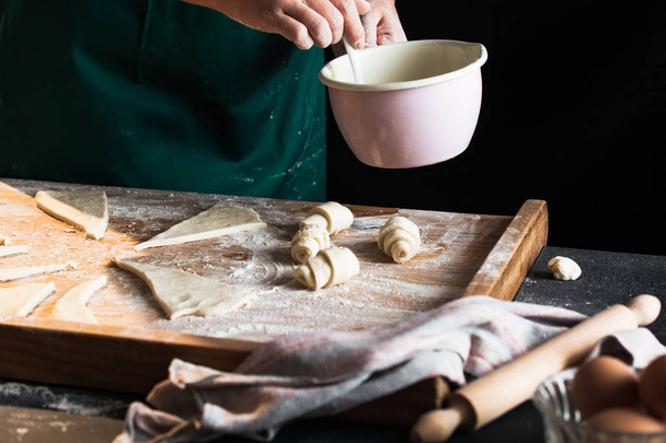 Handen van een chef-kok baker vrouw kneden van deeg - Foto, afbeelding