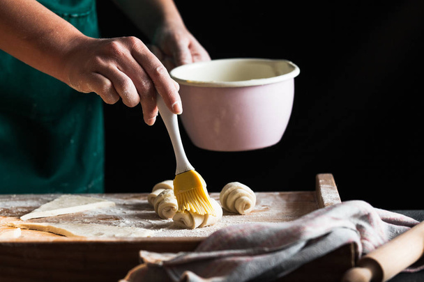 Mains d'une femme boulangère chef pétrissant la pâte
 - Photo, image