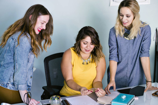 Unternehmerin trifft sich mit ihrem Team im Büro - Foto, Bild