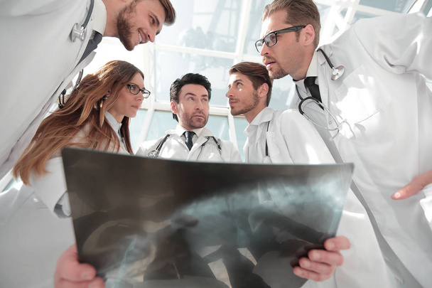 doctors colleagues look at the x-ray of the patient - Foto, imagen