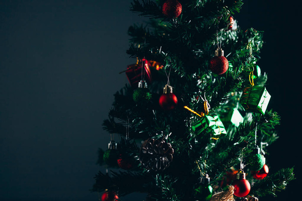 Χριστουγεννιάτικο δέντρο και χριστουγεννιάτικα στολίδια. Χριστουγεννιάτικο φόντο - Φωτογραφία, εικόνα