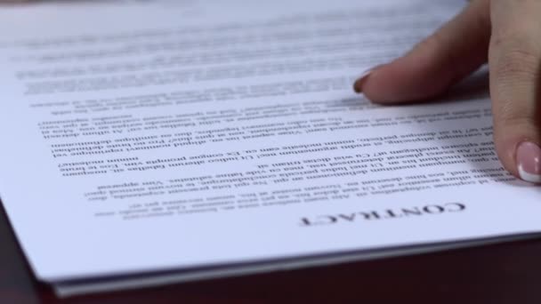 Großaufnahme einer Geschäftsfrau bei der Unterzeichnung eines Vertrages auf dem Schreibtisch ihres Büros. Unterschrift auf einem Blatt Papier des Vertrages. Kugelschreiber bei der Unterschrift auf einem Blatt Papier des Vertrages - Filmmaterial, Video