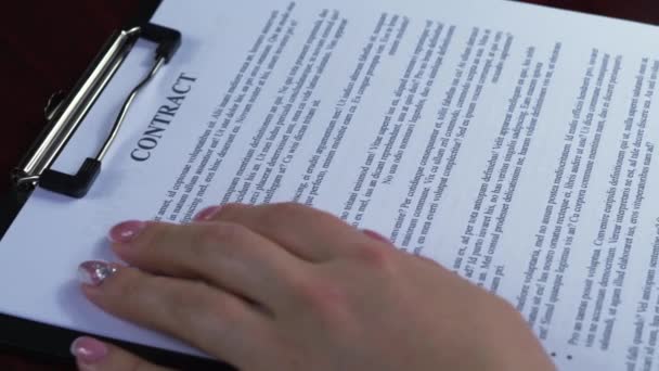 Ügyvezető aláírása szerződések, a munkahelyi - hamis aláírás - Felvétel, videó