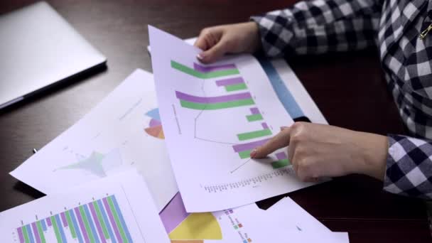 所得のチャートとグラフ分析のトレーダー。ビジネス コンセプト - 映像、動画