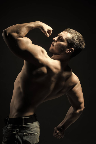 Muscular young bodybuilder - Foto, Bild